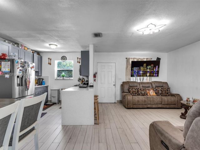 Продажа дома по адресу 3505 NW 83rd Ter - фото 7521199