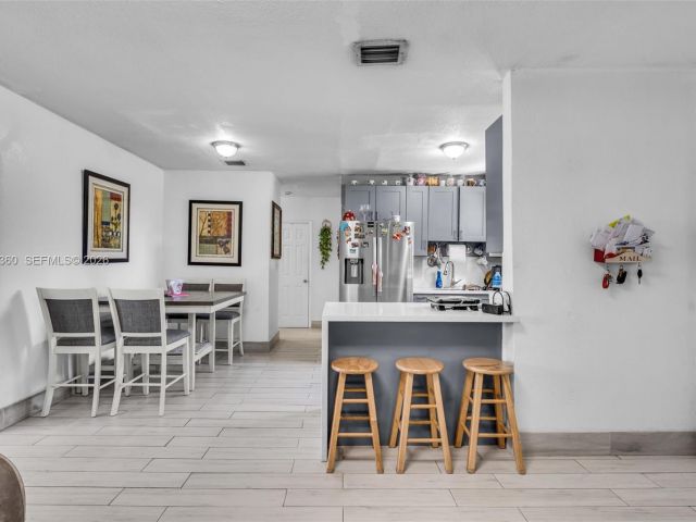 Продажа дома по адресу 3505 NW 83rd Ter - фото 7521201