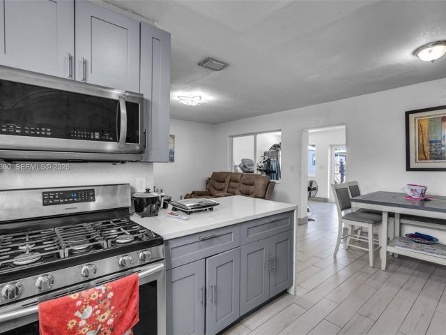 Продажа дома по адресу 3505 NW 83rd Ter - фото 7521203