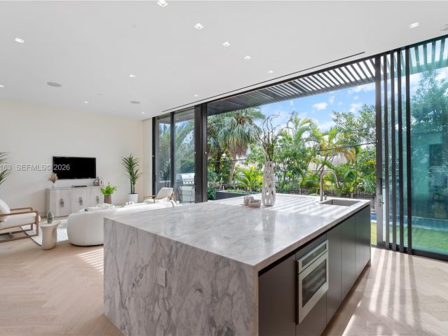 Дом в аренду по адресу 536 W 51st St - фото 7469503