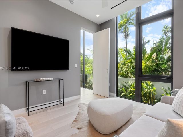 Дом в аренду по адресу 536 W 51st St - фото 7469505