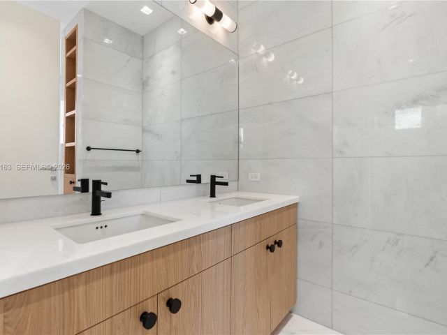 Дом в аренду по адресу 536 W 51st St - фото 7469513