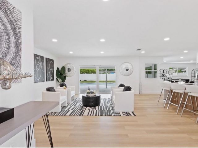 Продажа дома по адресу 1780 SW 12th St - фото 7453341