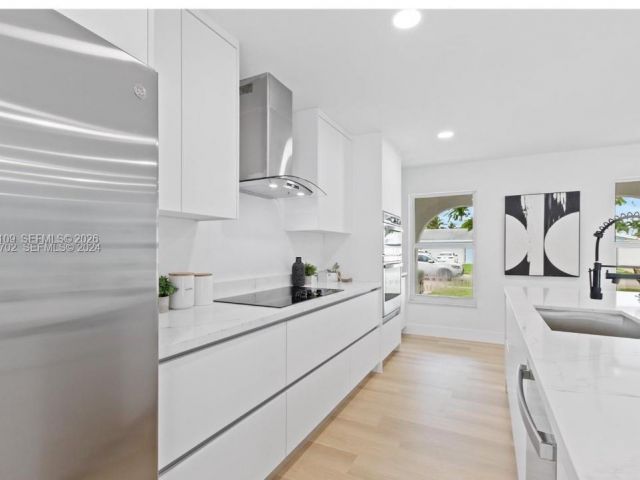 Продажа дома по адресу 1780 SW 12th St - фото 7453344