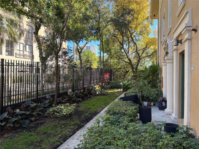 Продажа дома по адресу 2981 NE 185th St 1802 - фото 7476498