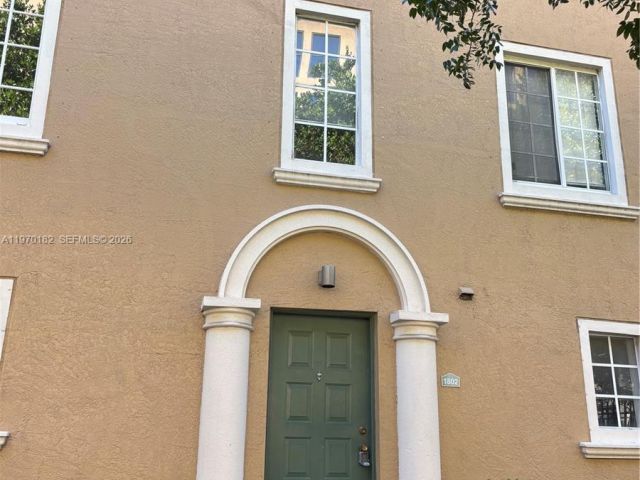 Продажа дома по адресу 2981 NE 185th St 1802 - фото 7476499