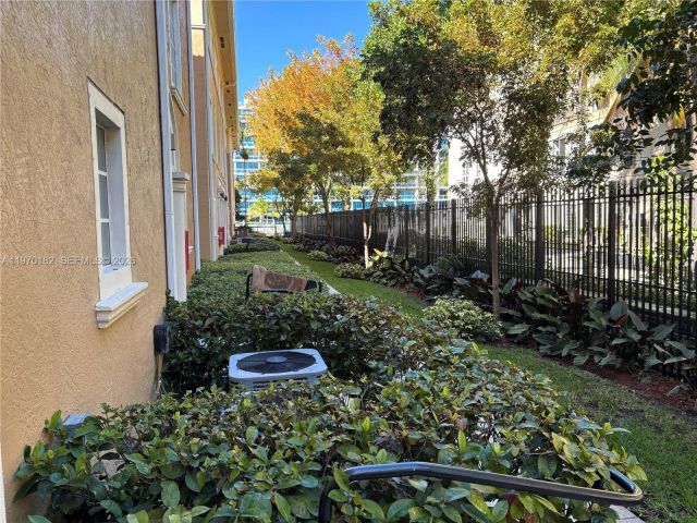 Продажа дома по адресу 2981 NE 185th St 1802 - фото 7476500