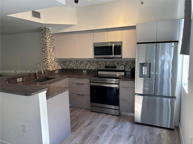 Продажа дома по адресу 2981 NE 185th St 1802 - фото 7476503