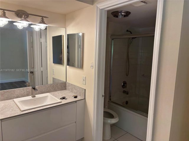 Продажа дома по адресу 2981 NE 185th St 1802 - фото 7476507