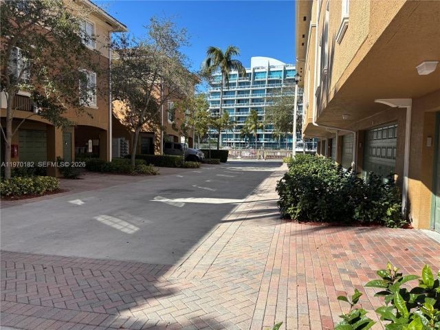 Продажа дома по адресу 2981 NE 185th St 1802 - фото 7476509