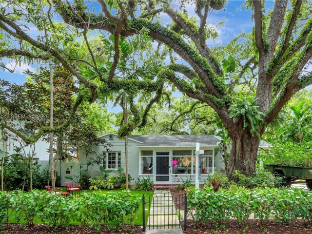 Продажа дома по адресу 842 NW 9th Ct - фото 7528586