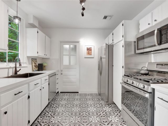 Продажа дома по адресу 842 NW 9th Ct - фото 7528600