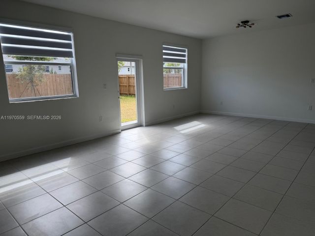 Дом в аренду по адресу 2638 SE 9th St - фото 7493112