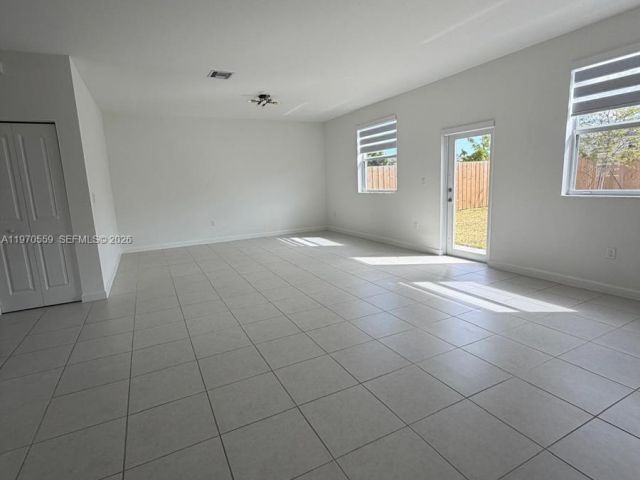 Дом в аренду по адресу 2638 SE 9th St - фото 7493118