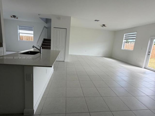 Дом в аренду по адресу 2638 SE 9th St - фото 7493119