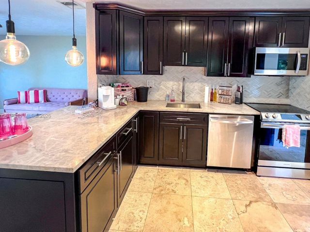 Продажа дома по адресу 1130 NE 23rd Pl - фото 7478827