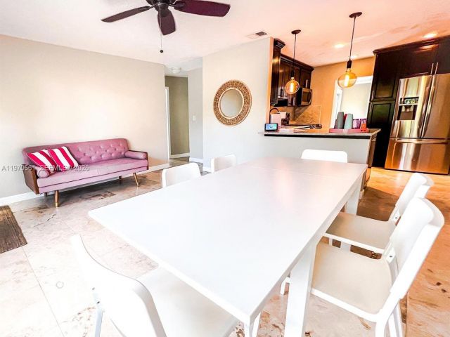 Продажа дома по адресу 1130 NE 23rd Pl - фото 7478828