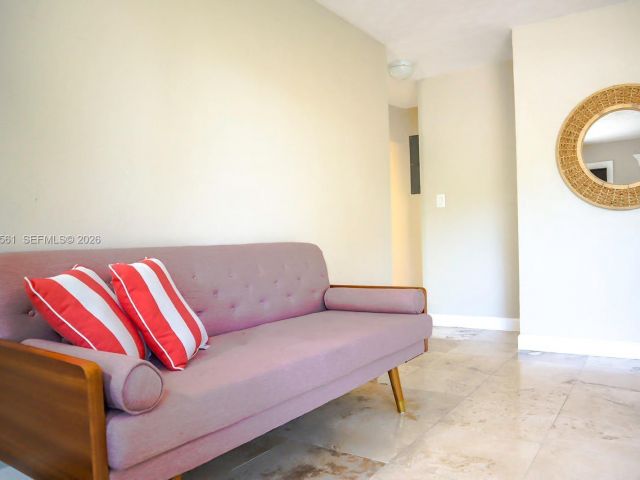 Продажа дома по адресу 1130 NE 23rd Pl - фото 7478829