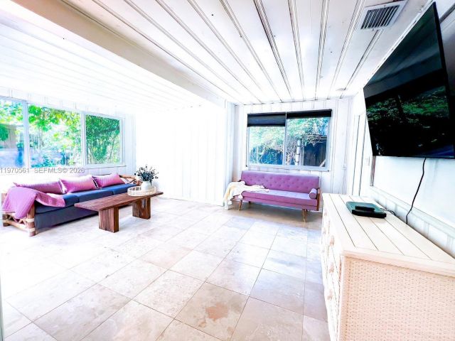 Продажа дома по адресу 1130 NE 23rd Pl - фото 7478832