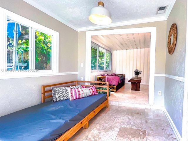 Продажа дома по адресу 1130 NE 23rd Pl - фото 7478833