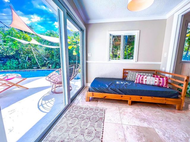 Продажа дома по адресу 1130 NE 23rd Pl - фото 7478834