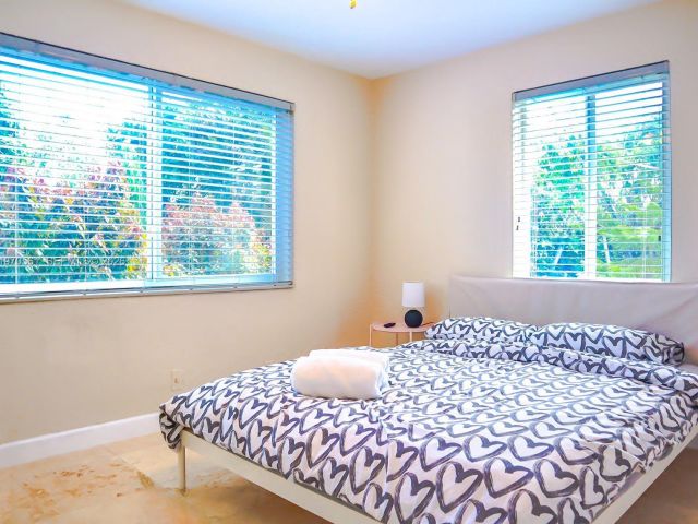 Продажа дома по адресу 1130 NE 23rd Pl - фото 7478836