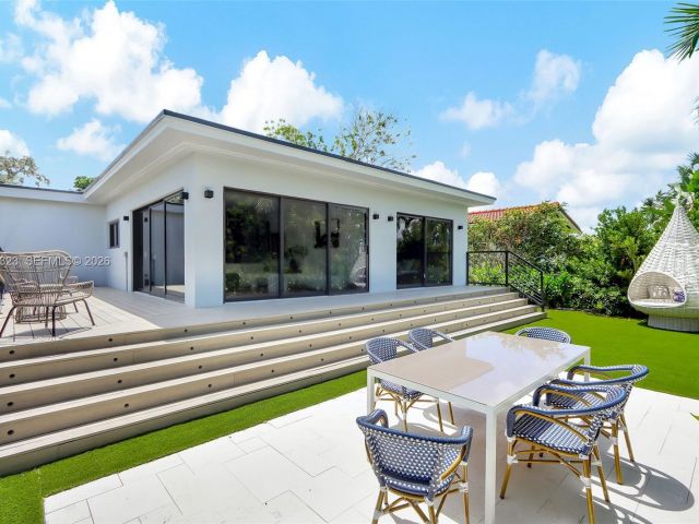 Продажа дома по адресу 9048 Dickens Ave - фото 7467181