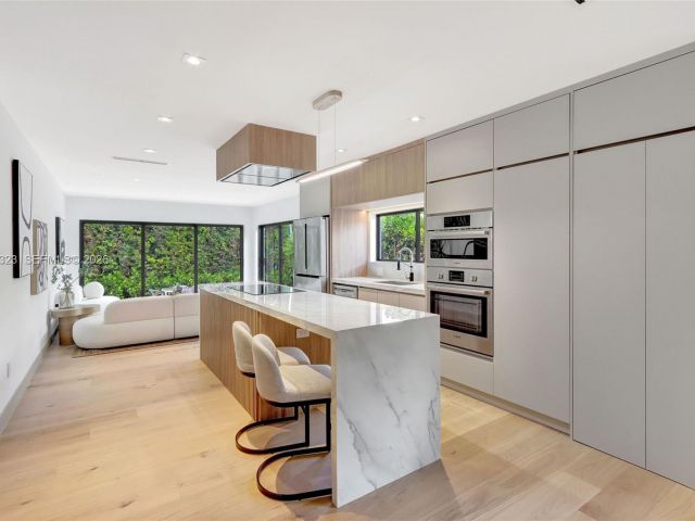 Продажа дома по адресу 9048 Dickens Ave - фото 7467187