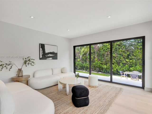 Продажа дома по адресу 9048 Dickens Ave - фото 7467188