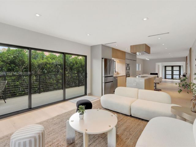 Продажа дома по адресу 9048 Dickens Ave - фото 7467189