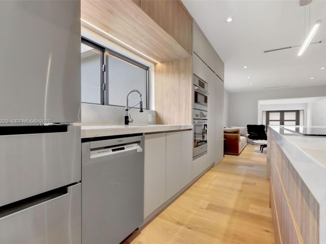 Продажа дома по адресу 9048 Dickens Ave - фото 7467191