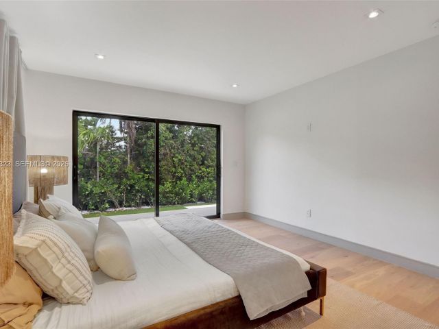 Продажа дома по адресу 9048 Dickens Ave - фото 7467194