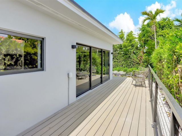 Продажа дома по адресу 9048 Dickens Ave - фото 7467200