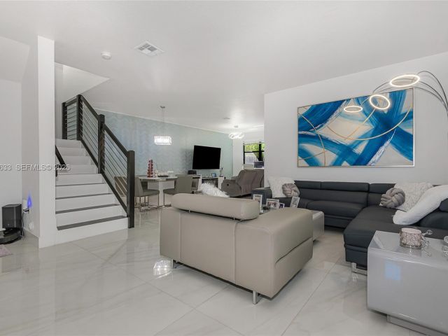 Дом в аренду по адресу 7902 NW 105th Ct 7902 - фото 7517612