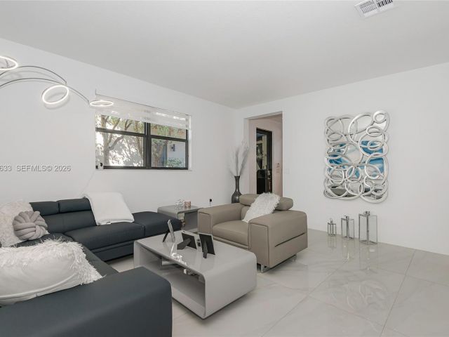 Дом в аренду по адресу 7902 NW 105th Ct 7902 - фото 7517613