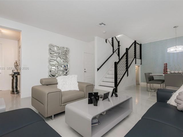 Дом в аренду по адресу 7902 NW 105th Ct 7902 - фото 7517614