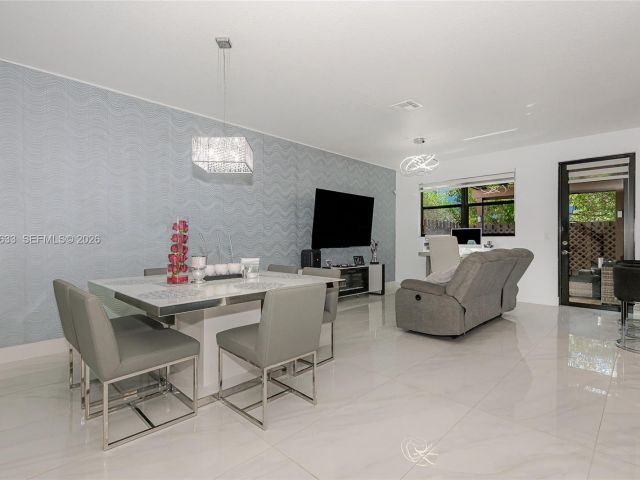 Дом в аренду по адресу 7902 NW 105th Ct 7902 - фото 7517615