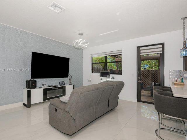 Дом в аренду по адресу 7902 NW 105th Ct 7902 - фото 7517617