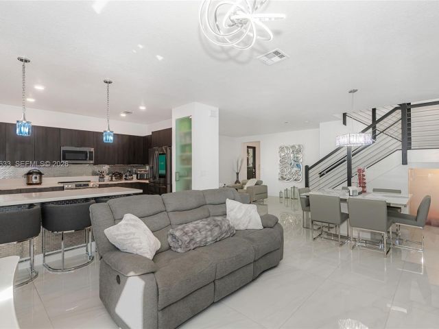 Дом в аренду по адресу 7902 NW 105th Ct 7902 - фото 7517618