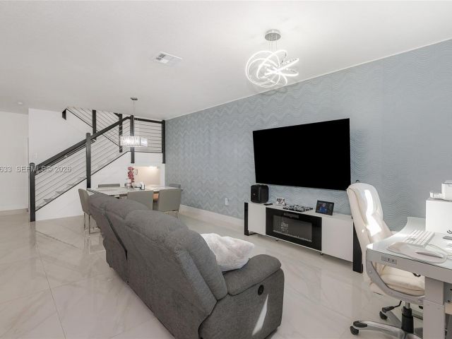 Дом в аренду по адресу 7902 NW 105th Ct 7902 - фото 7517619