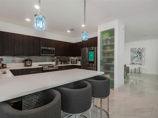 Дом в аренду по адресу 7902 NW 105th Ct 7902 - фото 7517620