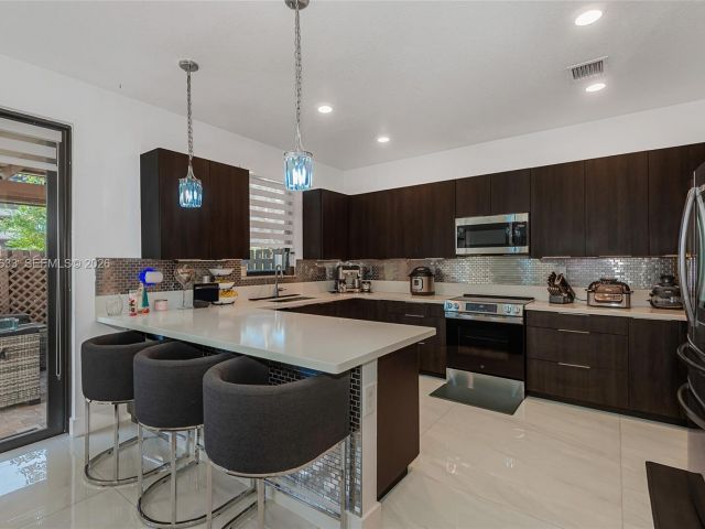 Дом в аренду по адресу 7902 NW 105th Ct 7902 - фото 7517621