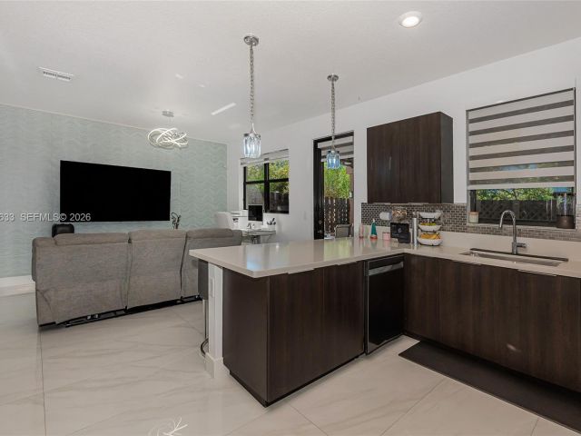 Дом в аренду по адресу 7902 NW 105th Ct 7902 - фото 7517622