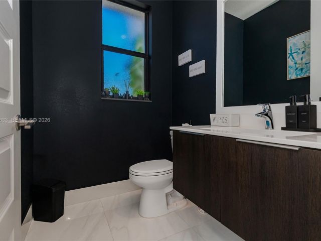 Дом в аренду по адресу 7902 NW 105th Ct 7902 - фото 7517624