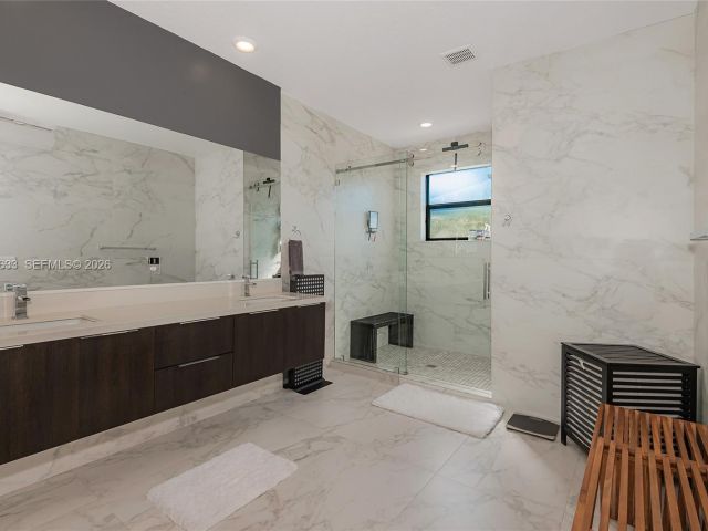 Дом в аренду по адресу 7902 NW 105th Ct 7902 - фото 7517629