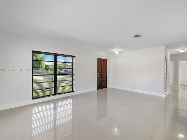 Дом в аренду по адресу 3840 NW 176th St 1 - фото 7480417