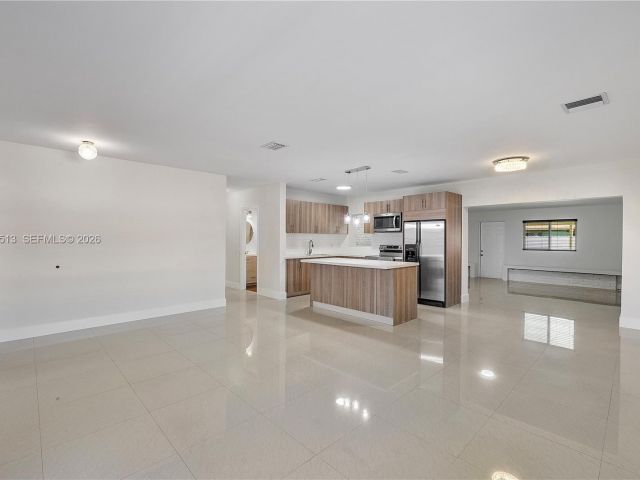 Дом в аренду по адресу 3840 NW 176th St 1 - фото 7480418