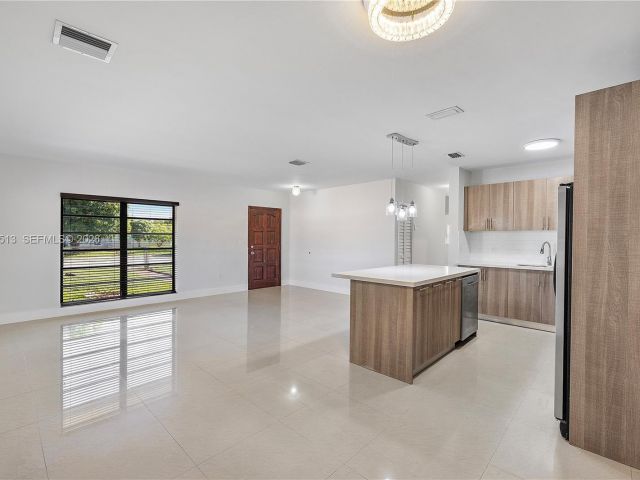 Дом в аренду по адресу 3840 NW 176th St 1 - фото 7480421