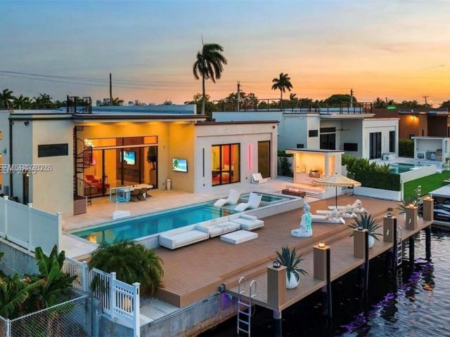 Продажа дома по адресу 2225 NE 19th St - фото 7483431