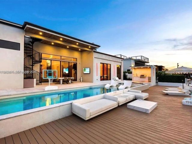 Продажа дома по адресу 2225 NE 19th St - фото 7483432